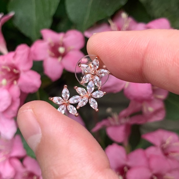 unbranded Jewelry - Flowers cubic zirconia earrings